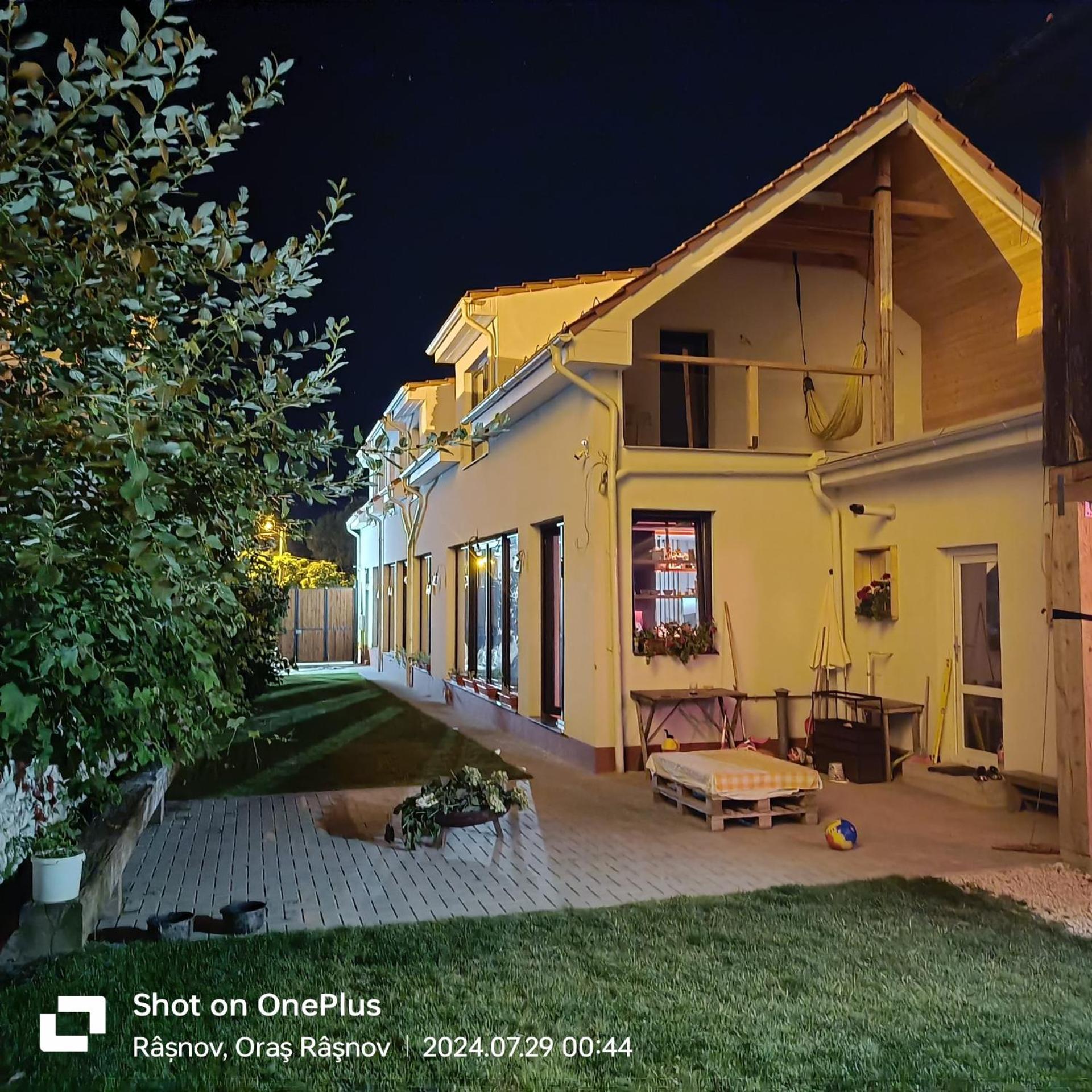 Imperfect House Hotell Rîşnov Eksteriør bilde